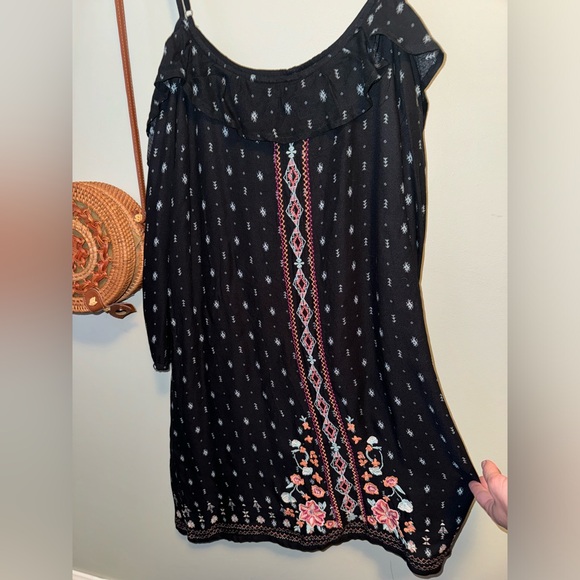 Open shouldered Hollister dress - Picture 2 of 4